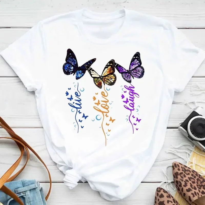 🌸 Camiseta Feminina Borboletas & Pétalas – Um Toque de Alma no Seu Guarda-Roupa