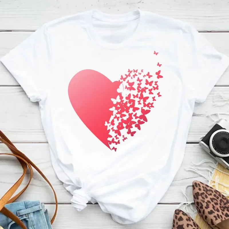 🌸 Camiseta Feminina Borboletas & Pétalas – Um Toque de Alma no Seu Guarda-Roupa