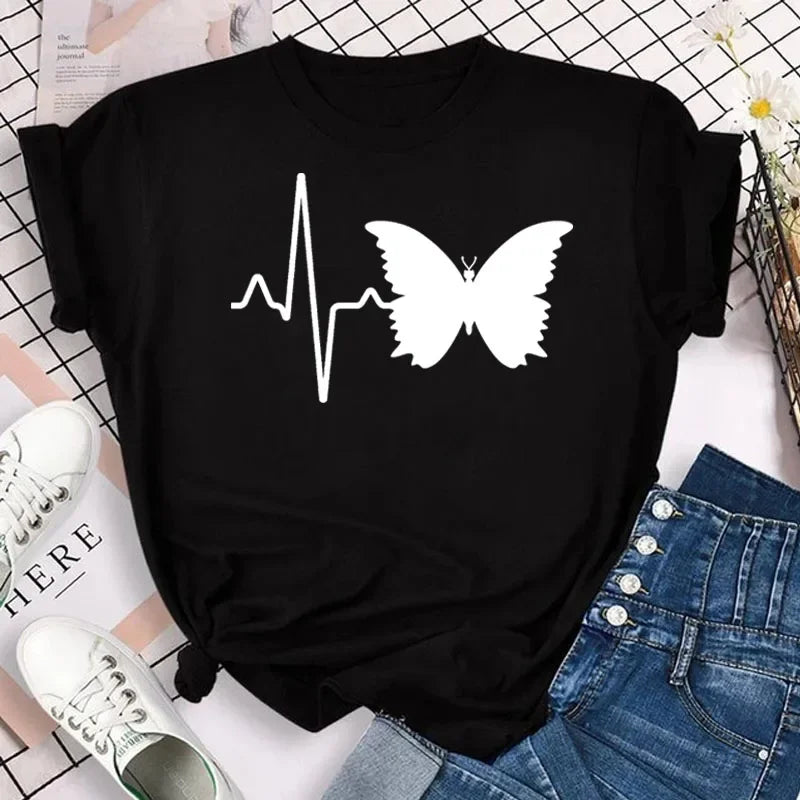 🌸 Camiseta Feminina Borboletas & Pétalas – Um Toque de Alma no Seu Guarda-Roupa