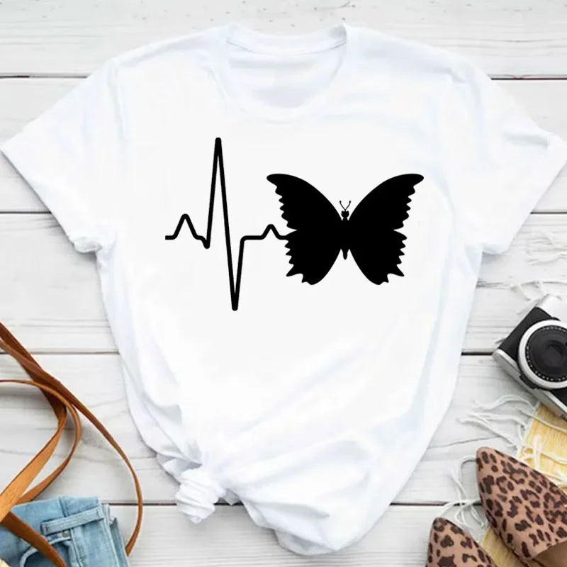 🌸 Camiseta Feminina Borboletas & Pétalas – Um Toque de Alma no Seu Guarda-Roupa