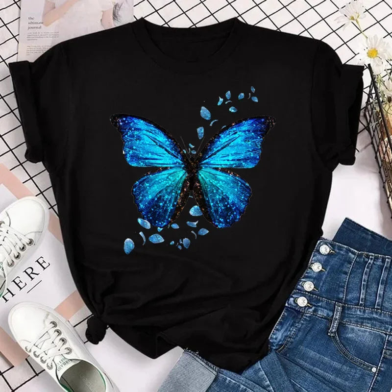 🌸 Camiseta Feminina Borboletas & Pétalas – Um Toque de Alma no Seu Guarda-Roupa