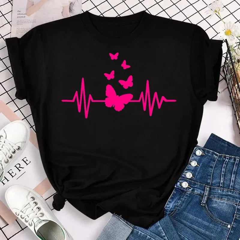 🌸 Camiseta Feminina Borboletas & Pétalas – Um Toque de Alma no Seu Guarda-Roupa