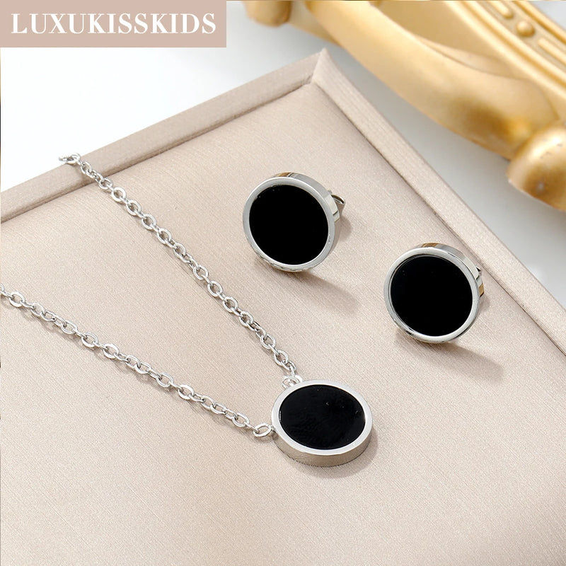 LUXUKISSKIDS – Conjunto de Brincos e Gargantilha com Pingente de Gota D’Água em Aço Inoxidável