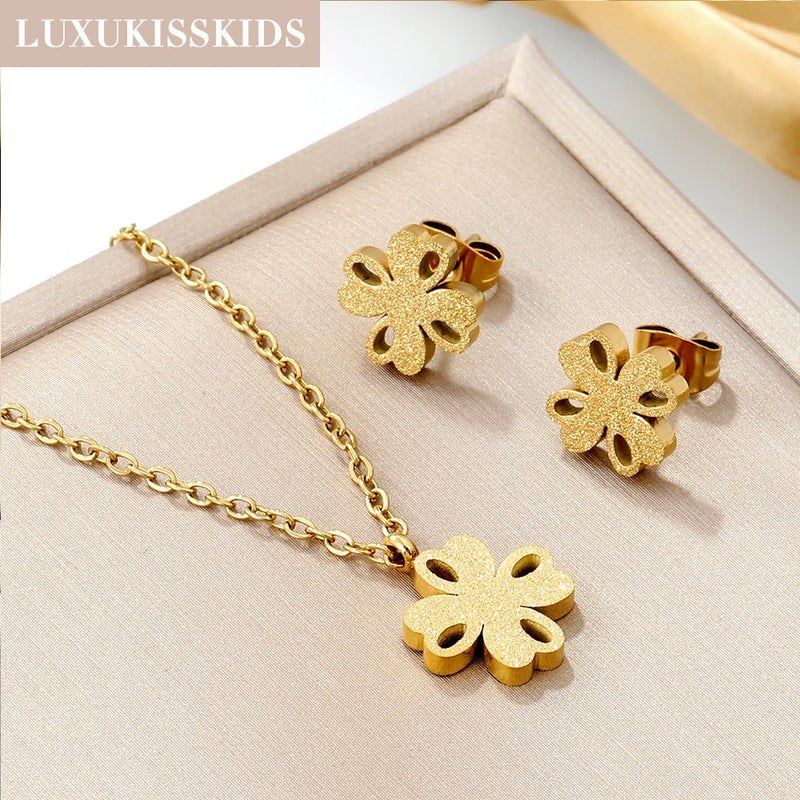 LUXUKISSKIDS – Conjunto de Brincos e Gargantilha com Pingente de Gota D’Água em Aço Inoxidável