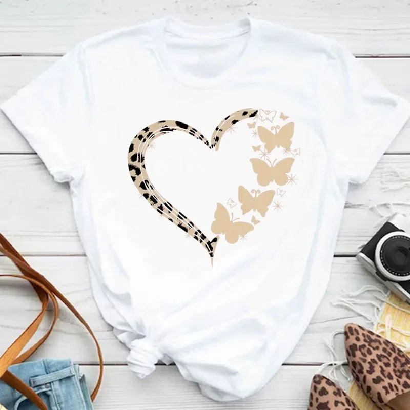 🌸 Camiseta Feminina Borboletas & Pétalas – Um Toque de Alma no Seu Guarda-Roupa