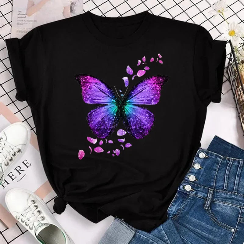 🌸 Camiseta Feminina Borboletas & Pétalas – Um Toque de Alma no Seu Guarda-Roupa