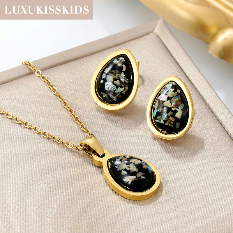 LUXUKISSKIDS – Conjunto de Brincos e Gargantilha com Pingente de Gota D’Água em Aço Inoxidável