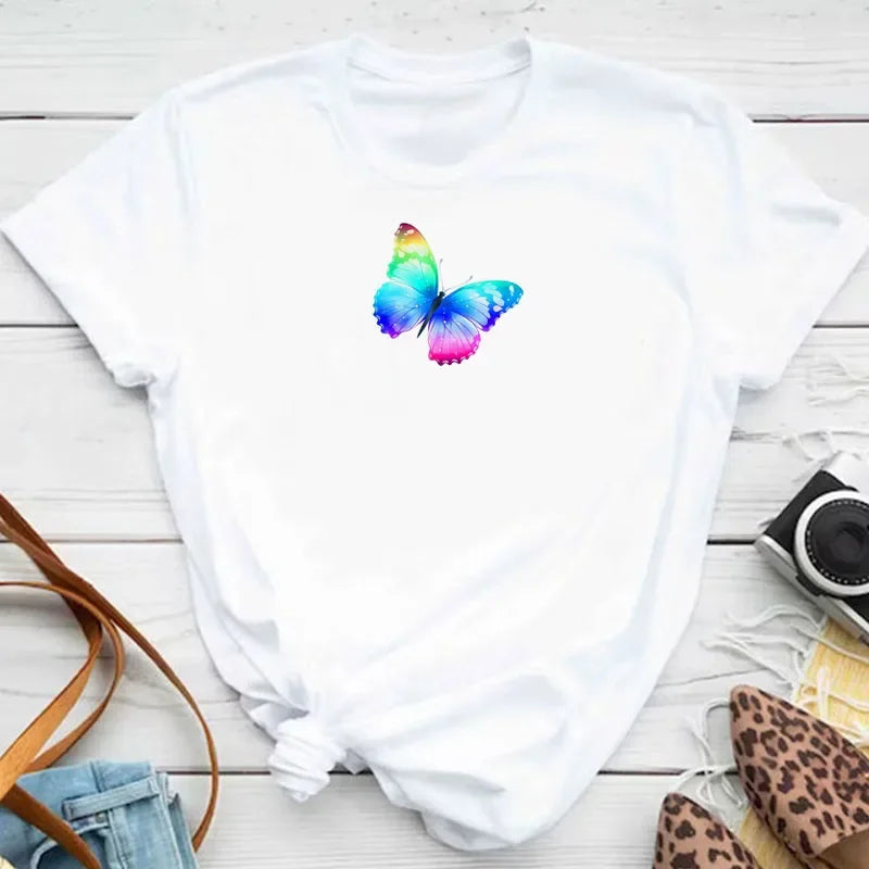 🌸 Camiseta Feminina Borboletas & Pétalas – Um Toque de Alma no Seu Guarda-Roupa