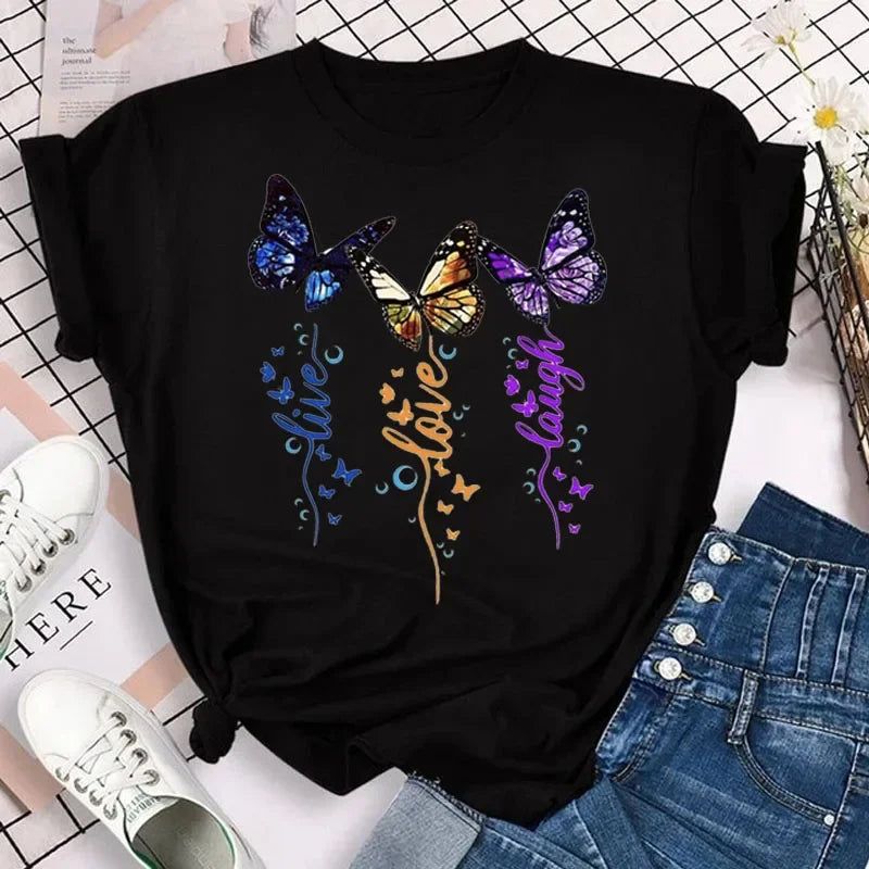 🌸 Camiseta Feminina Borboletas & Pétalas – Um Toque de Alma no Seu Guarda-Roupa