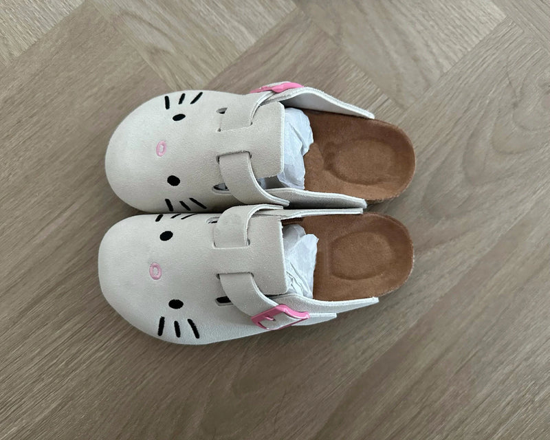 🩷 Pantufas Sanrio Hello Kitty – Onde o Conforto Abraça a Alma