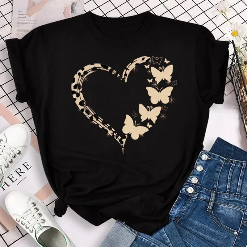 🌸 Camiseta Feminina Borboletas & Pétalas – Um Toque de Alma no Seu Guarda-Roupa