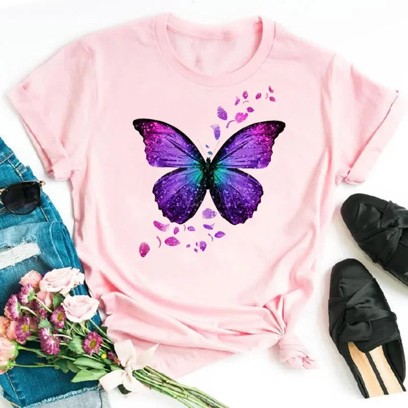 🌸 Camiseta Feminina Borboletas & Pétalas – Um Toque de Alma no Seu Guarda-Roupa