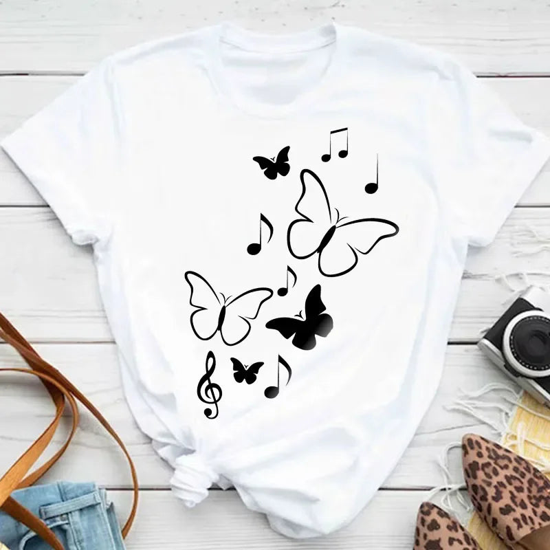 🌸 Camiseta Feminina Borboletas & Pétalas – Um Toque de Alma no Seu Guarda-Roupa