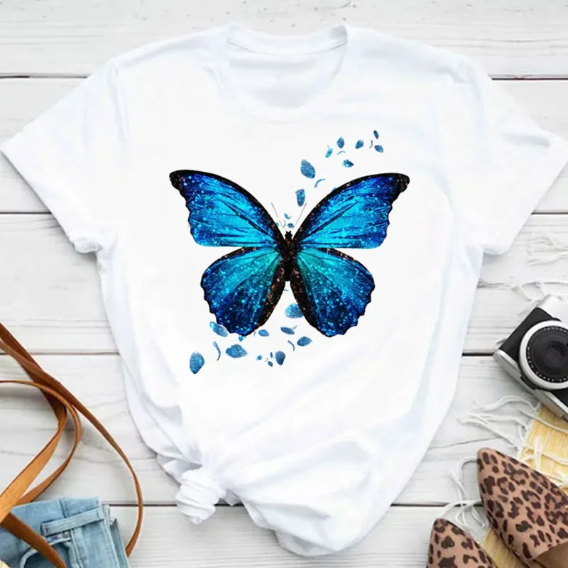 🌸 Camiseta Feminina Borboletas & Pétalas – Um Toque de Alma no Seu Guarda-Roupa
