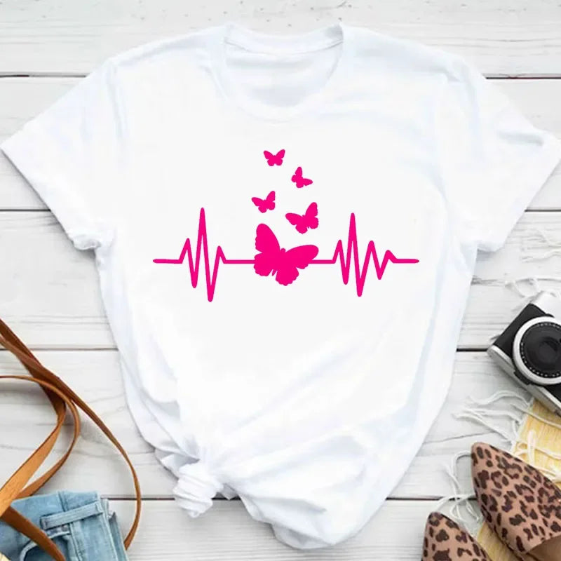 🌸 Camiseta Feminina Borboletas & Pétalas – Um Toque de Alma no Seu Guarda-Roupa