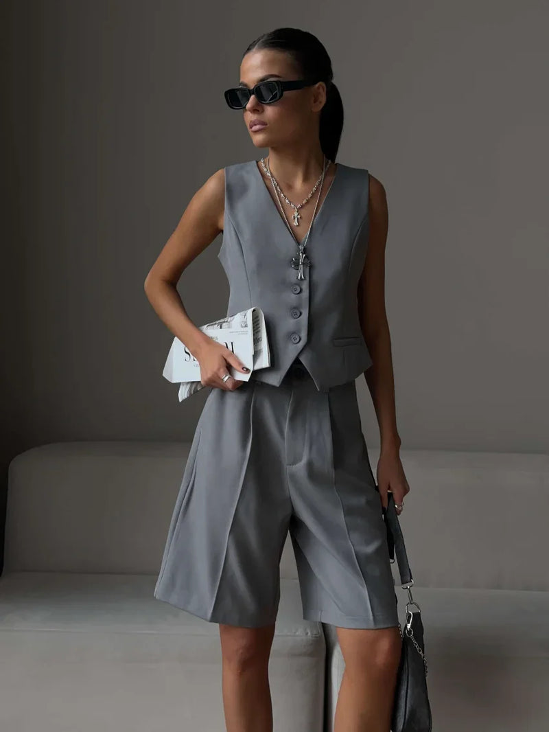 Conjunto de Duas Peças – Colete e Shorts Chiques para Mulheres | Elegância Atemporal de Verão