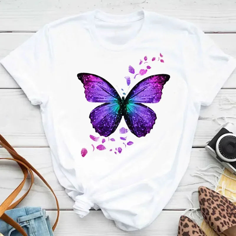 🌸 Camiseta Feminina Borboletas & Pétalas – Um Toque de Alma no Seu Guarda-Roupa