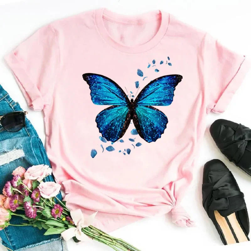 🌸 Camiseta Feminina Borboletas & Pétalas – Um Toque de Alma no Seu Guarda-Roupa