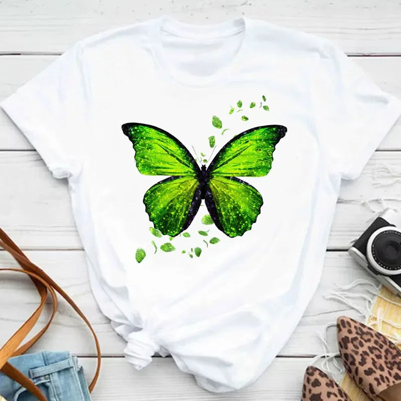 🌸 Camiseta Feminina Borboletas & Pétalas – Um Toque de Alma no Seu Guarda-Roupa