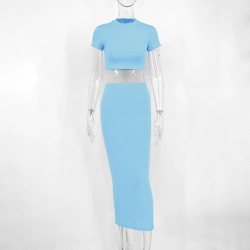Conjunto de duas peças (camiseta cropped + saia de cintura alta)