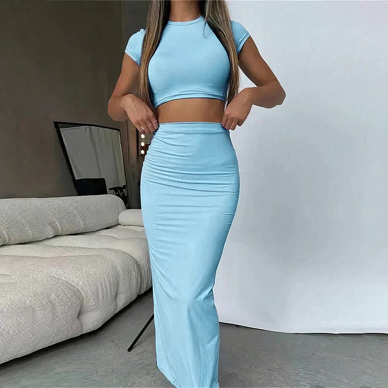 Conjunto de duas peças (camiseta cropped + saia de cintura alta)